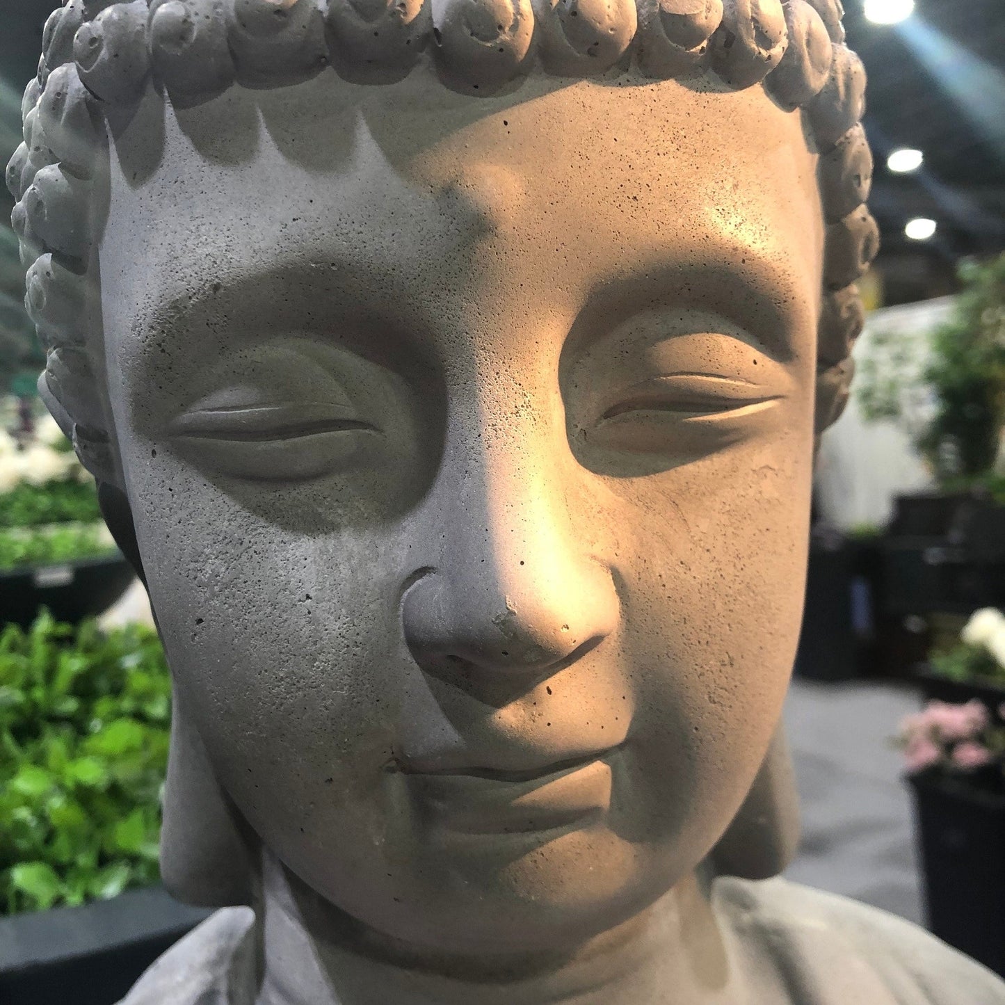 Statua di Buddha meditante in cemento leggero da 65 cm (25,6 pollici)