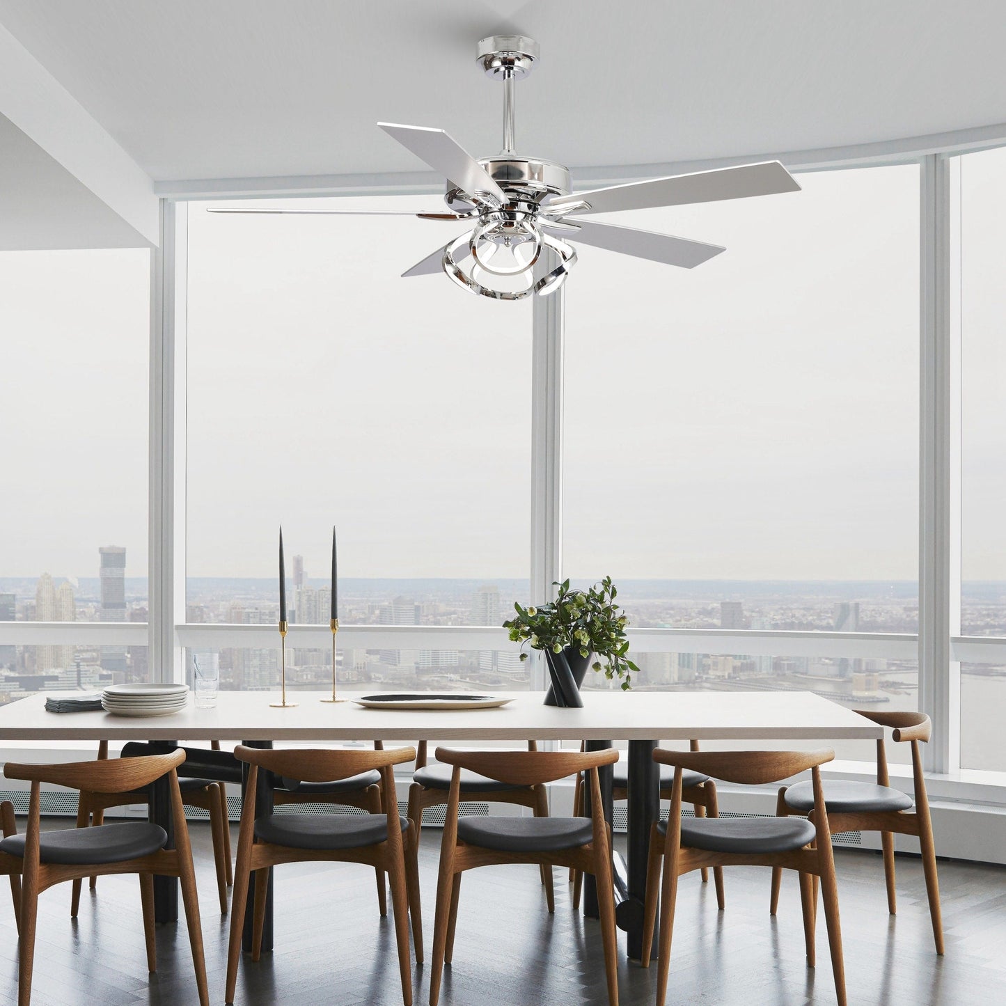 Ventilatore da soffitto a LED dimmerabile da interno da 52 pollici, cromato/nero, con luce e telecomando.