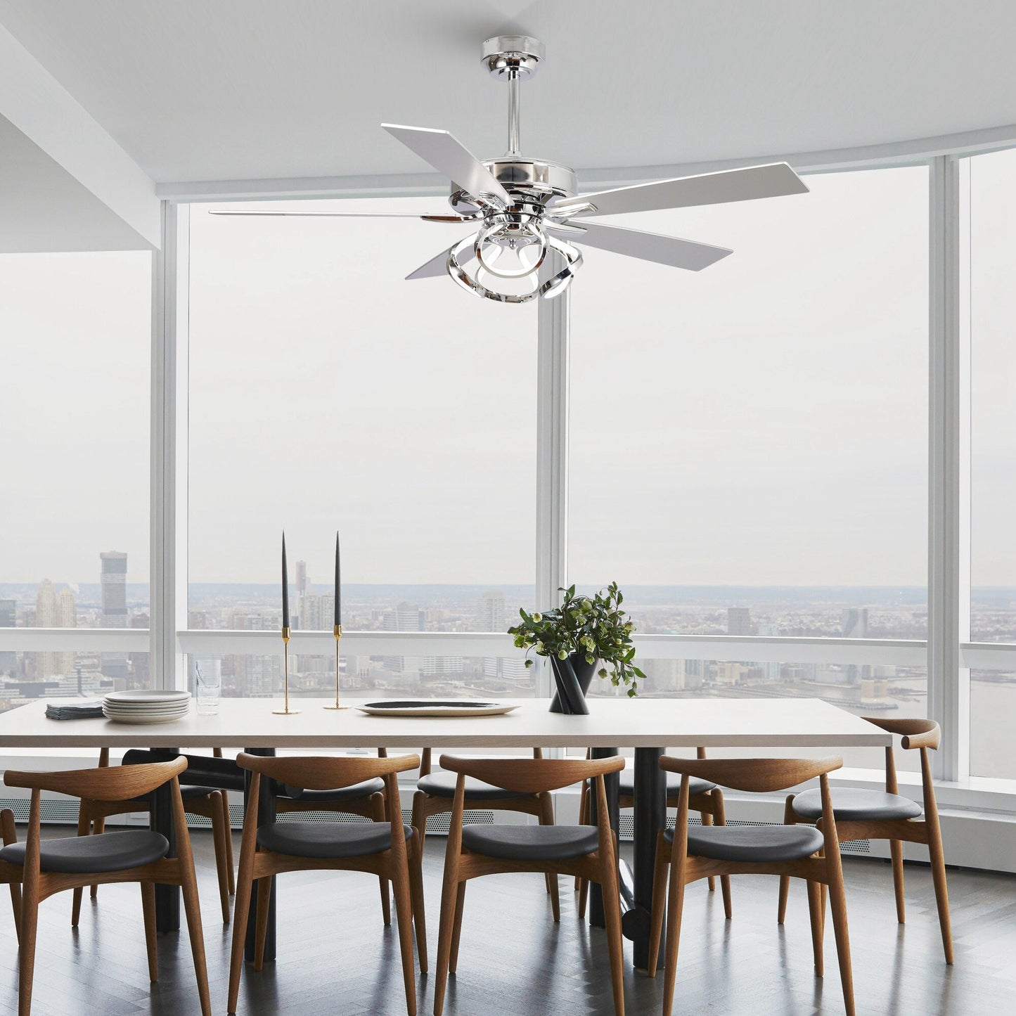 Ventilatore da soffitto a LED dimmerabile da interno da 52 pollici, cromato/nero, con luce e telecomando.