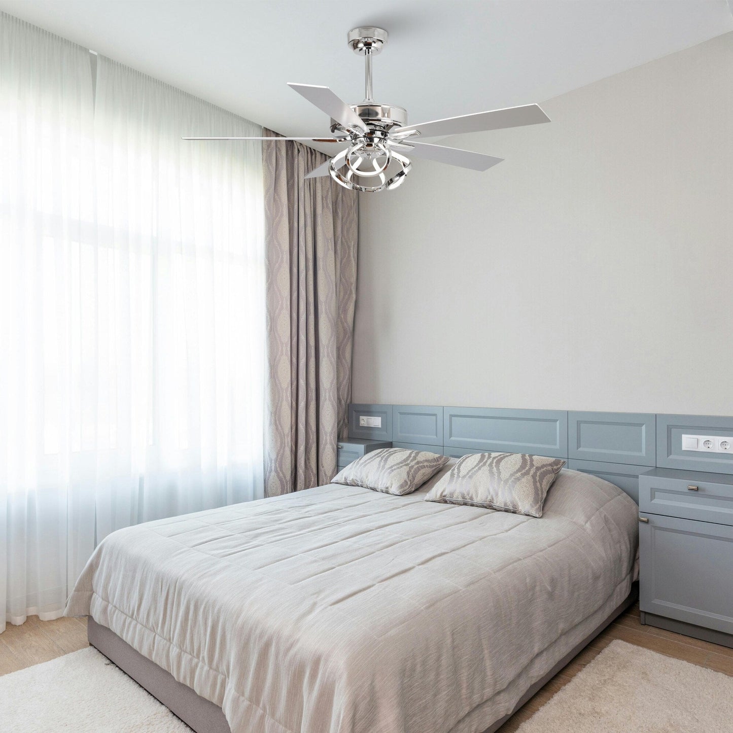 Ventilatore da soffitto da interno moderno da 52 pollici, cromato/nero, con telecomando e 5 pale reversibili.