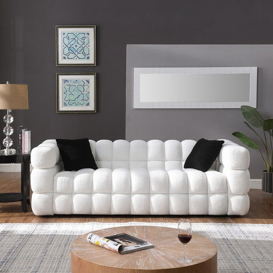 84.3 Lussuoso e ampio divano bouclé a 3 posti, rivestito in Marshmallow, con 2 cuscini decorativi quadrati e braccioli quadrati.