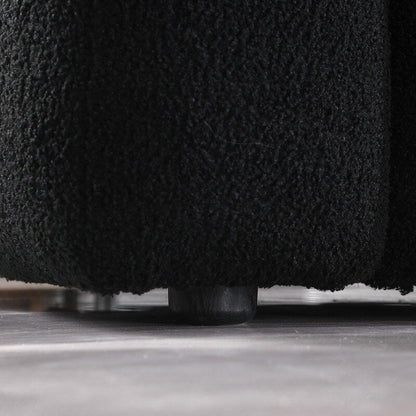 84.3 Lussuoso e ampio divano bouclé a 3 posti, rivestito in Marshmallow, con 2 cuscini decorativi quadrati e braccioli quadrati.