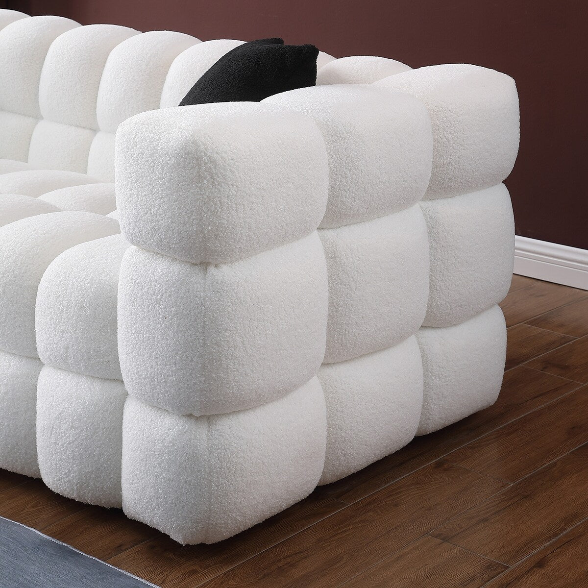 84.3 Lussuoso e ampio divano bouclé a 3 posti, rivestito in Marshmallow, con 2 cuscini decorativi quadrati e braccioli quadrati.