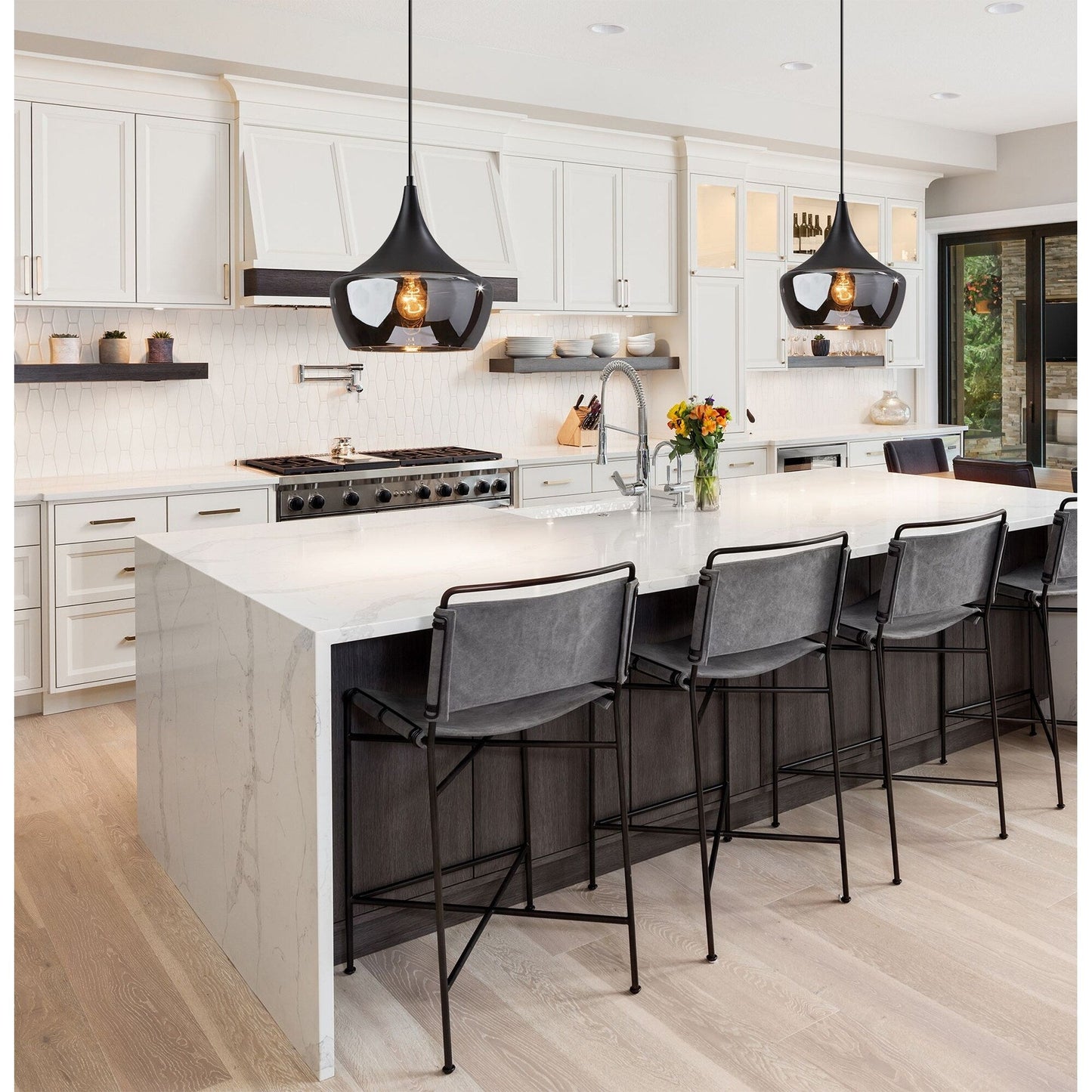 Lampada a sospensione Eliza di Adesso, in nero o acciaio