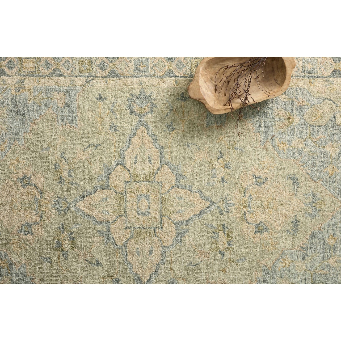 Tappeto in lana a mosaico tradizionale, lavorato a mano con la tecnica dell'uncinetto, di Alexander Home