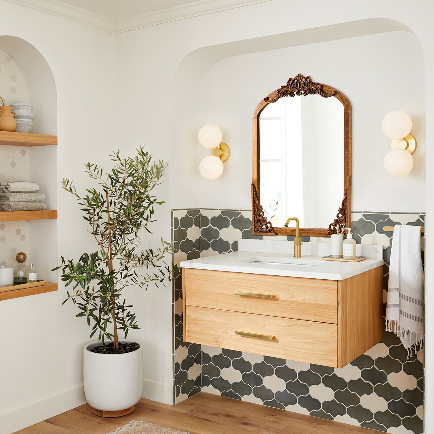 Specchio da terra a figura intera con arco e intaglio in legno massello