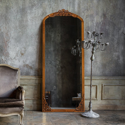 Specchio da terra a figura intera con arco e intaglio in legno massello