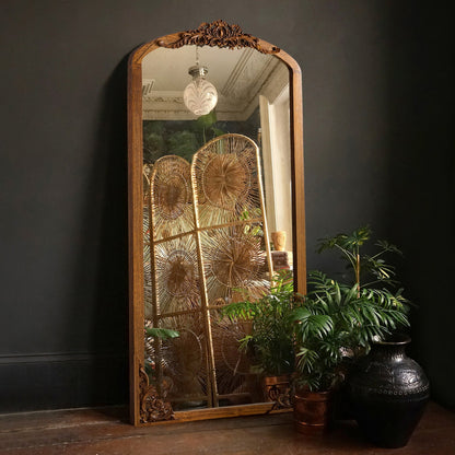 Specchio da terra a figura intera con arco e intaglio in legno massello