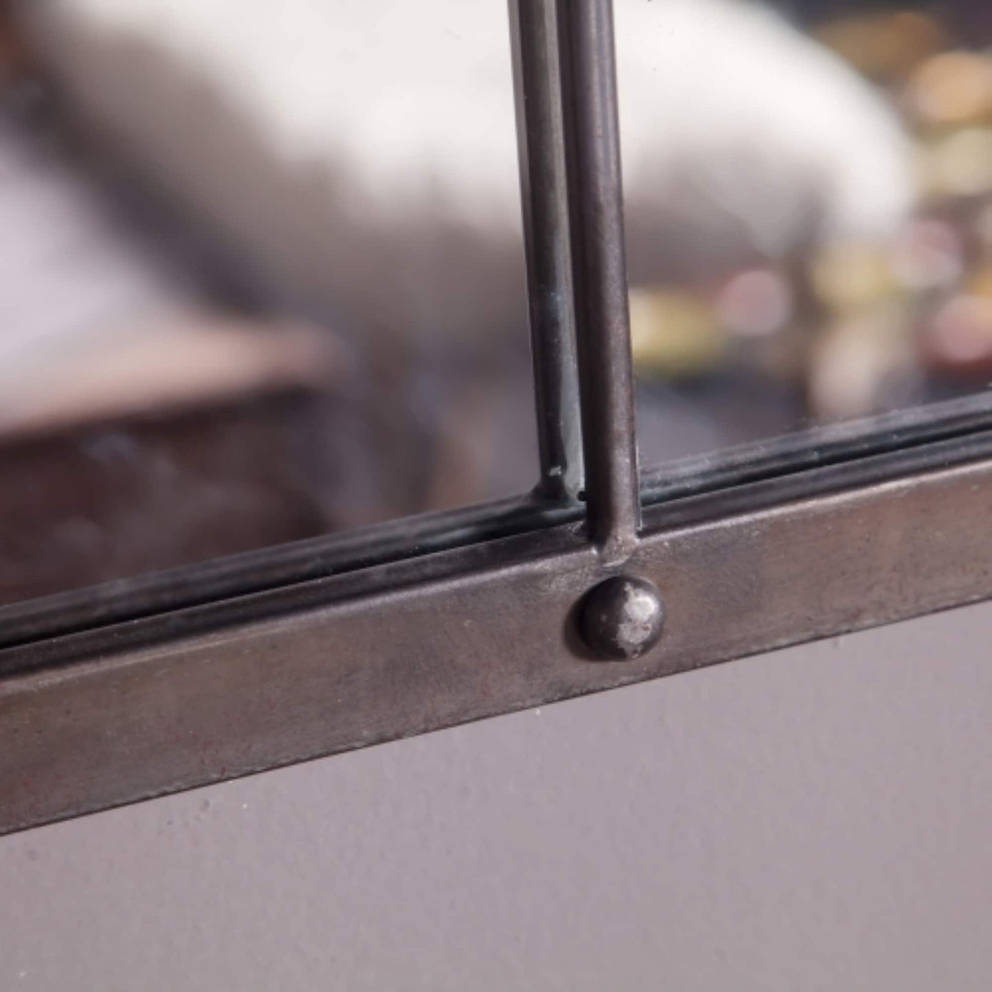 Specchio da parete decorativo con cornice a finestrino in metallo marrone rustico - 95,9 cm (altezza) x 60,5 cm (larghezza) x 2,5 cm (profondità)