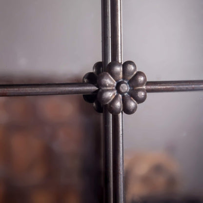 Specchio da parete decorativo con cornice a finestrino in metallo marrone rustico - 95,9 cm (altezza) x 60,5 cm (larghezza) x 2,5 cm (profondità)