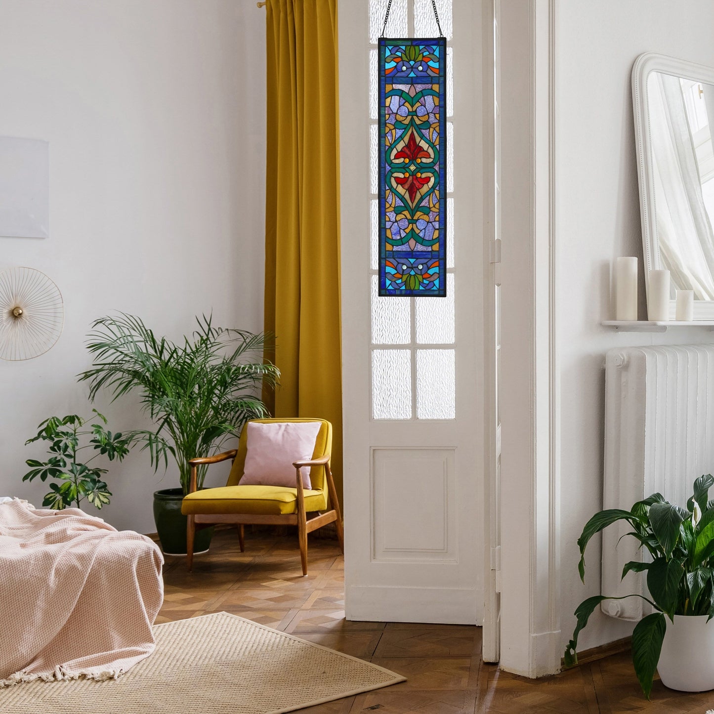 Rivestimento per finestre in vetro colorato con motivo Fleur De Lis in stile vittoriano di River of Goods - 24,1L x 0,6W x 91,4H