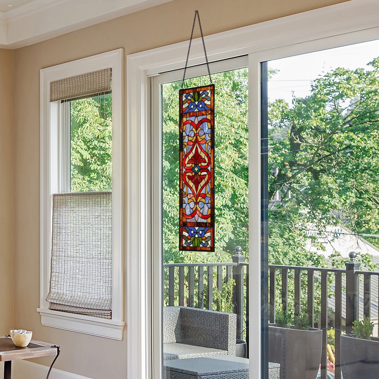 Rivestimento per finestre in vetro colorato con motivo Fleur De Lis in stile vittoriano di River of Goods - 24,1L x 0,6W x 91,4H