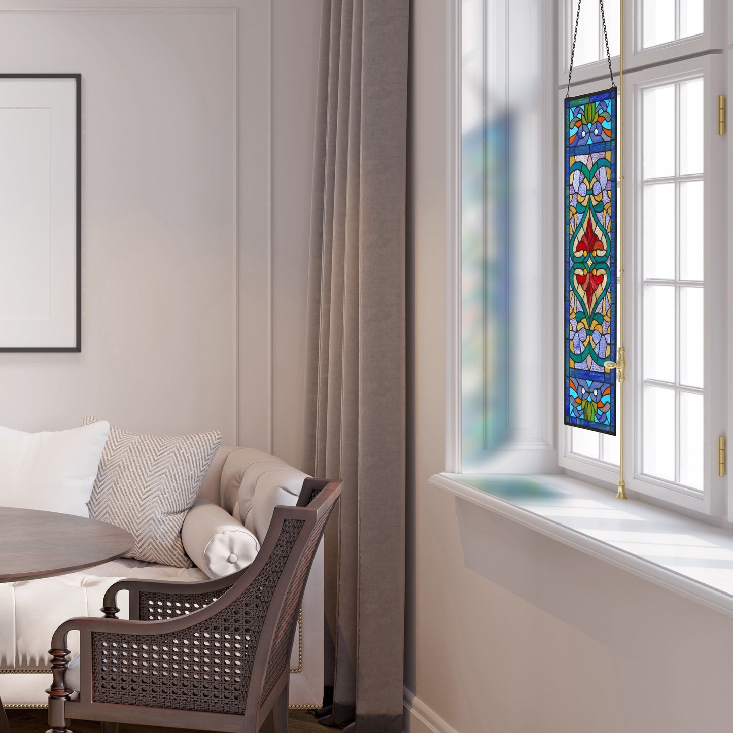 Rivestimento per finestre in vetro colorato con motivo Fleur De Lis in stile vittoriano di River of Goods - 24,1L x 0,6W x 91,4H