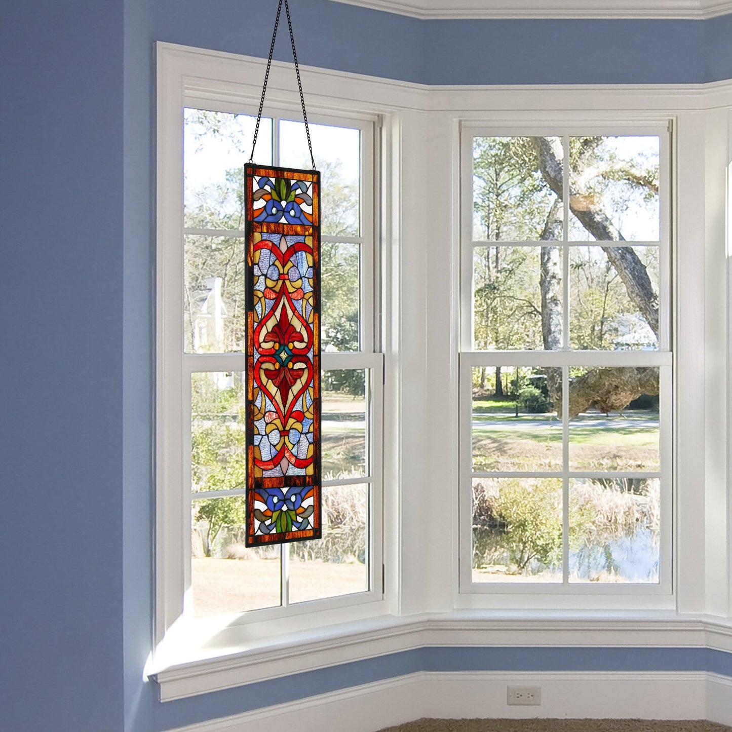 Rivestimento per finestre in vetro colorato con motivo Fleur De Lis in stile vittoriano di River of Goods - 24,1L x 0,6W x 91,4H