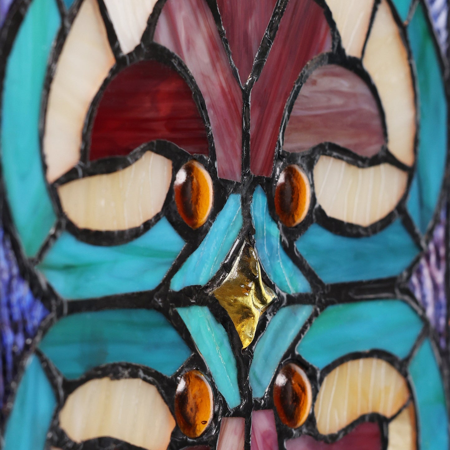 Rivestimento per finestre in vetro colorato con motivo Fleur De Lis in stile vittoriano di River of Goods - 24,1L x 0,6W x 91,4H