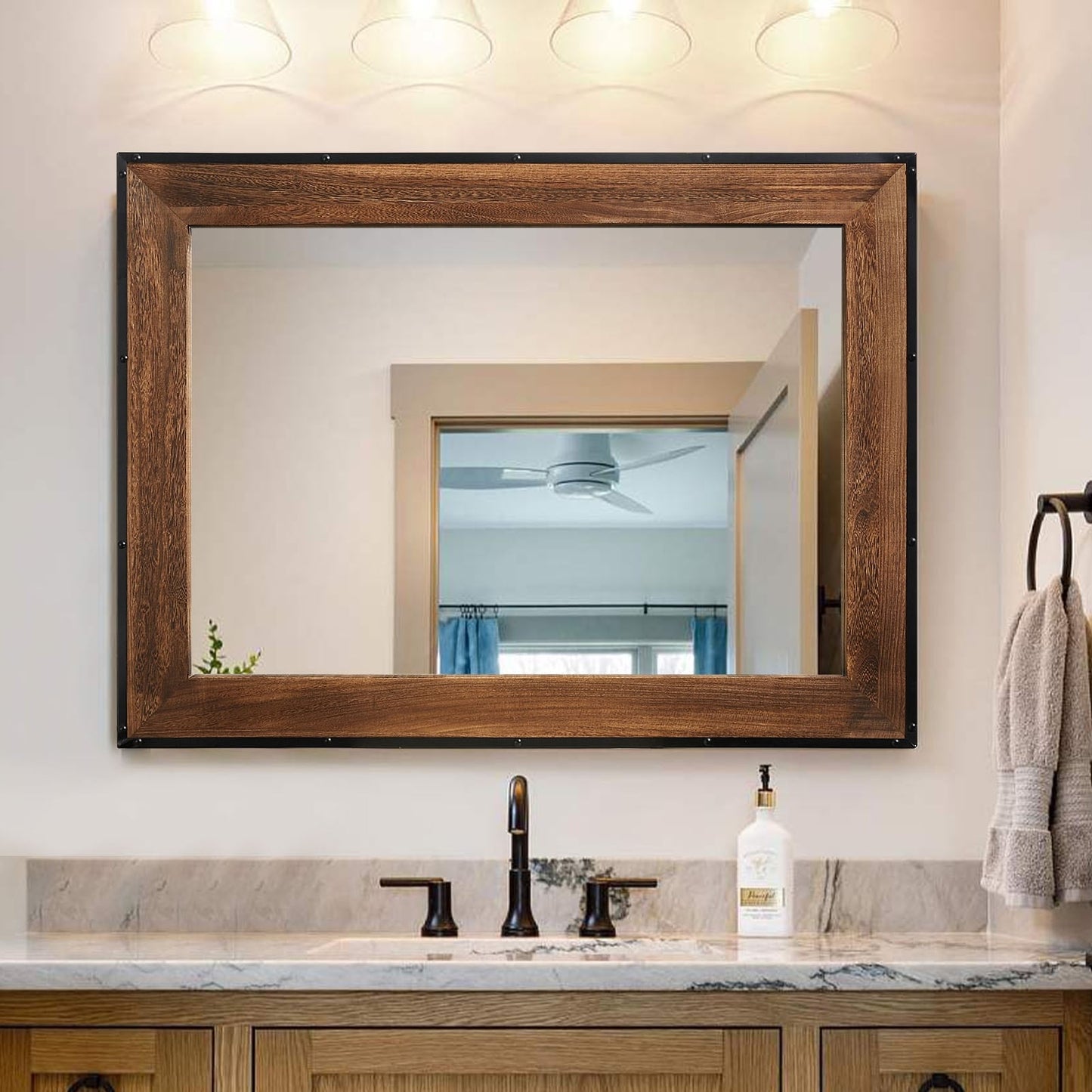 Specchio da bagno da parete con cornice rustica in legno naturale e ferro.