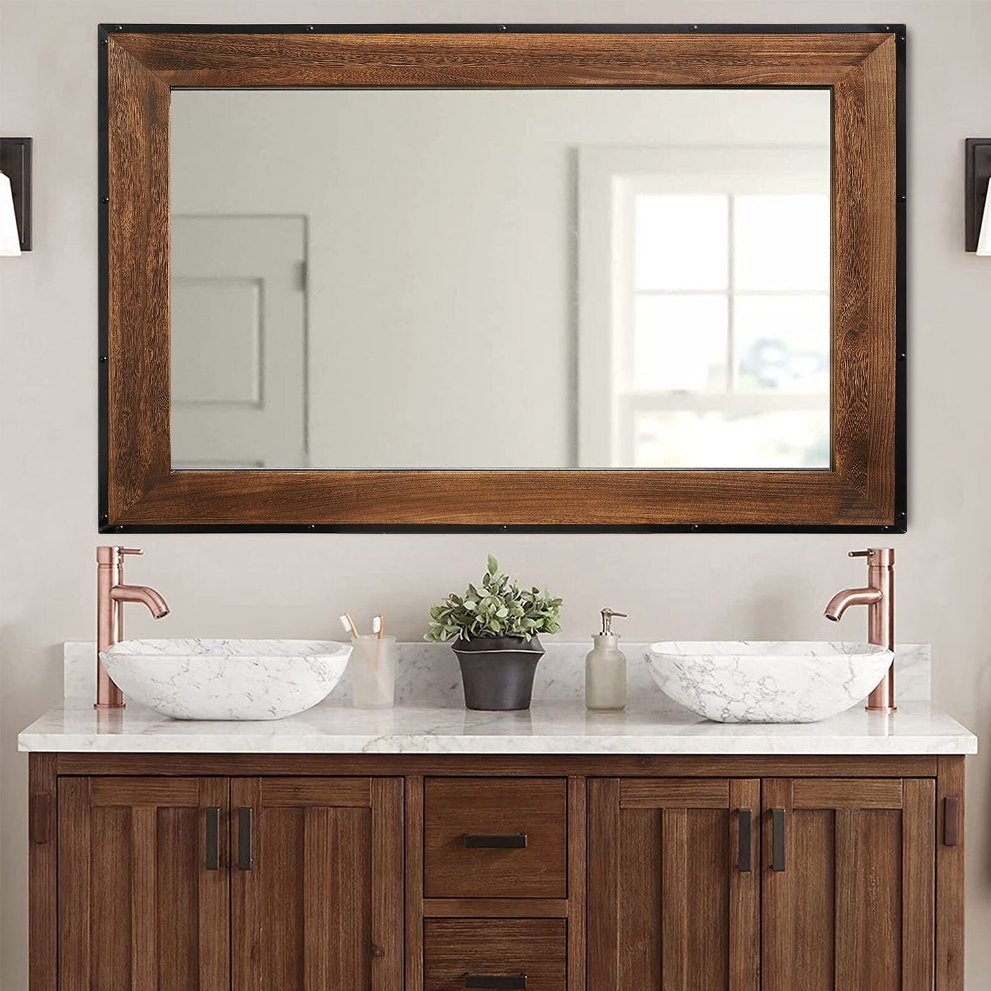 Specchio da bagno da parete con cornice rustica in legno naturale e ferro.