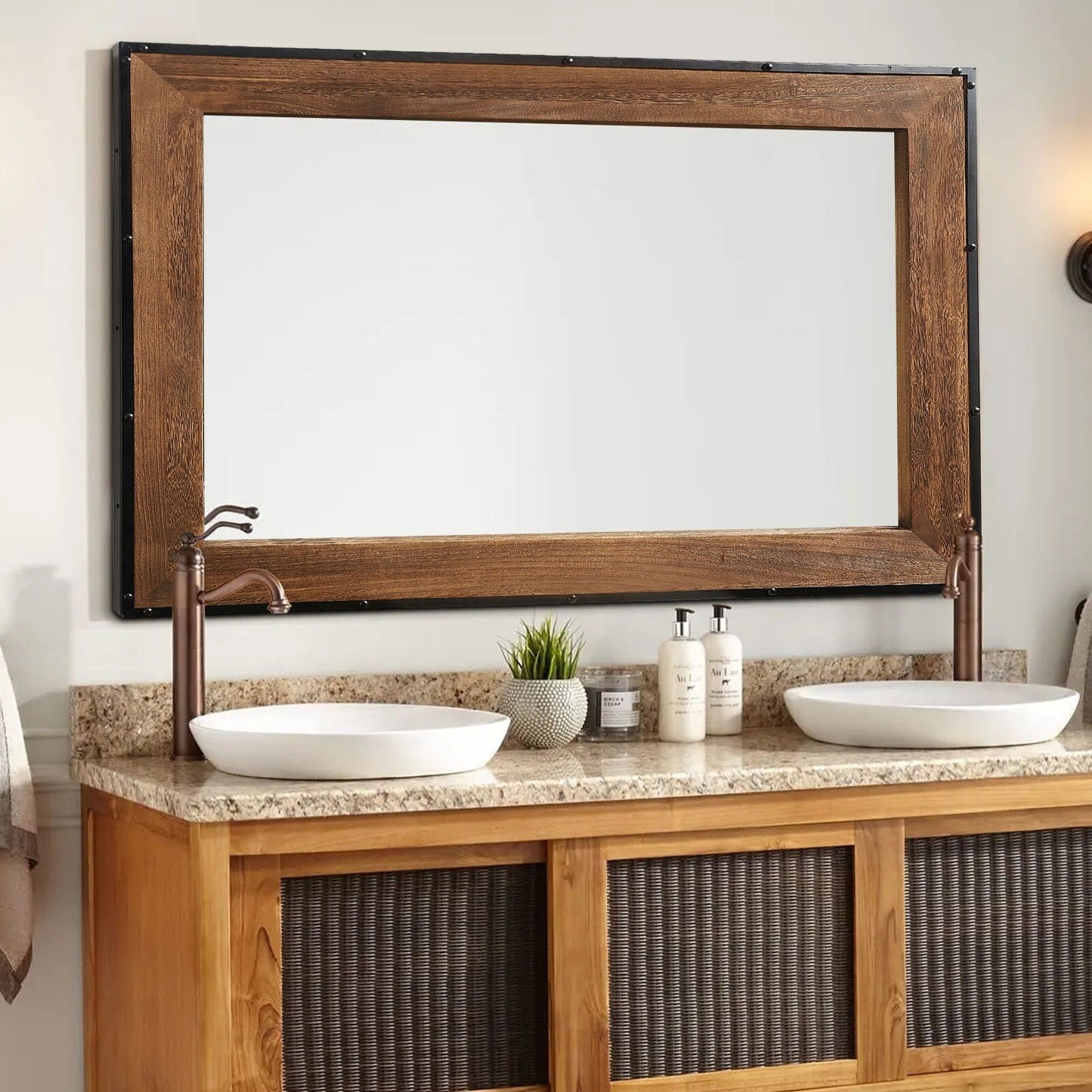 Specchio da bagno da parete con cornice rustica in legno naturale e ferro.