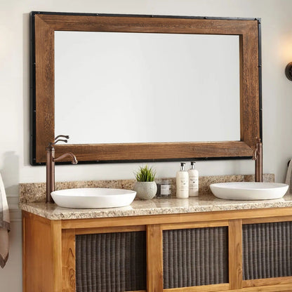Specchio da bagno da parete con cornice rustica in legno naturale e ferro.
