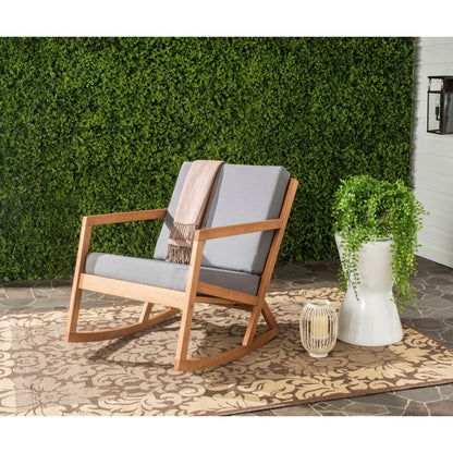 Sedia a dondolo da esterno Makaila di SAFAVIEH con cuscino - 66L x 79P x 97H (cm)