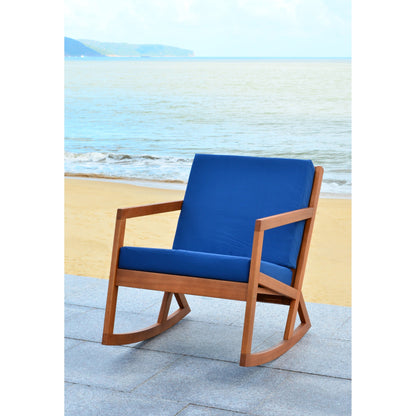 Sedia a dondolo da esterno Makaila di SAFAVIEH con cuscino - 66L x 79P x 97H (cm)