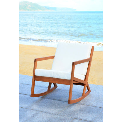 Sedia a dondolo da esterno Makaila di SAFAVIEH con cuscino - 66L x 79P x 97H (cm)